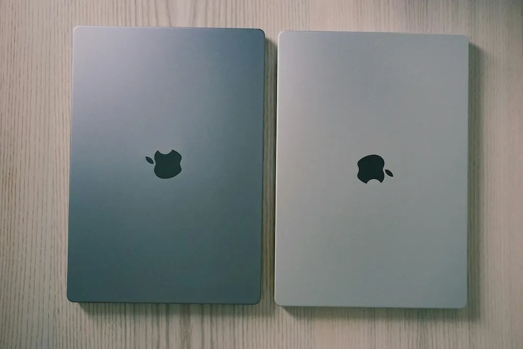 2 Macbooks