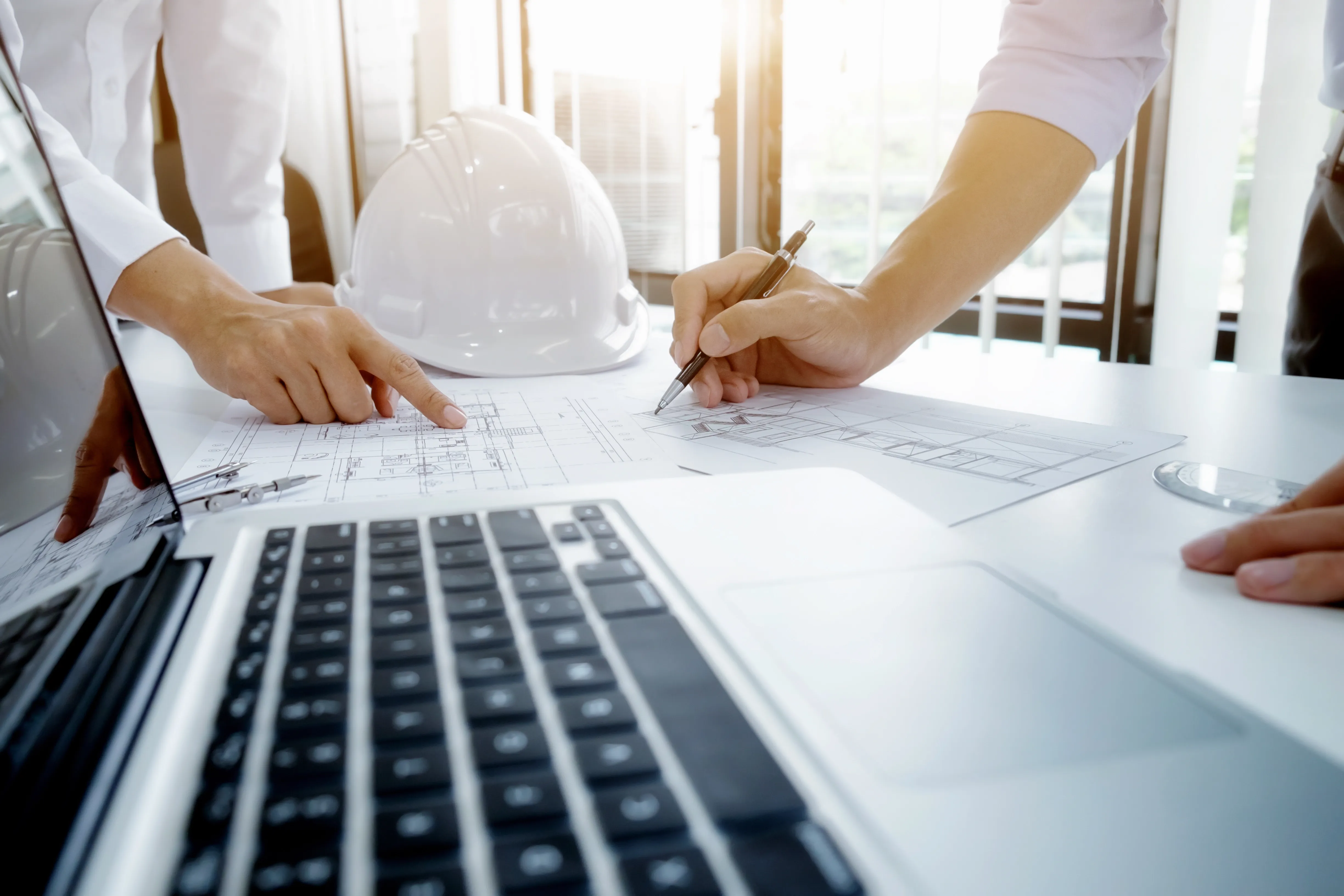engineer-meeting-architectural-project-working-with-partner.webp