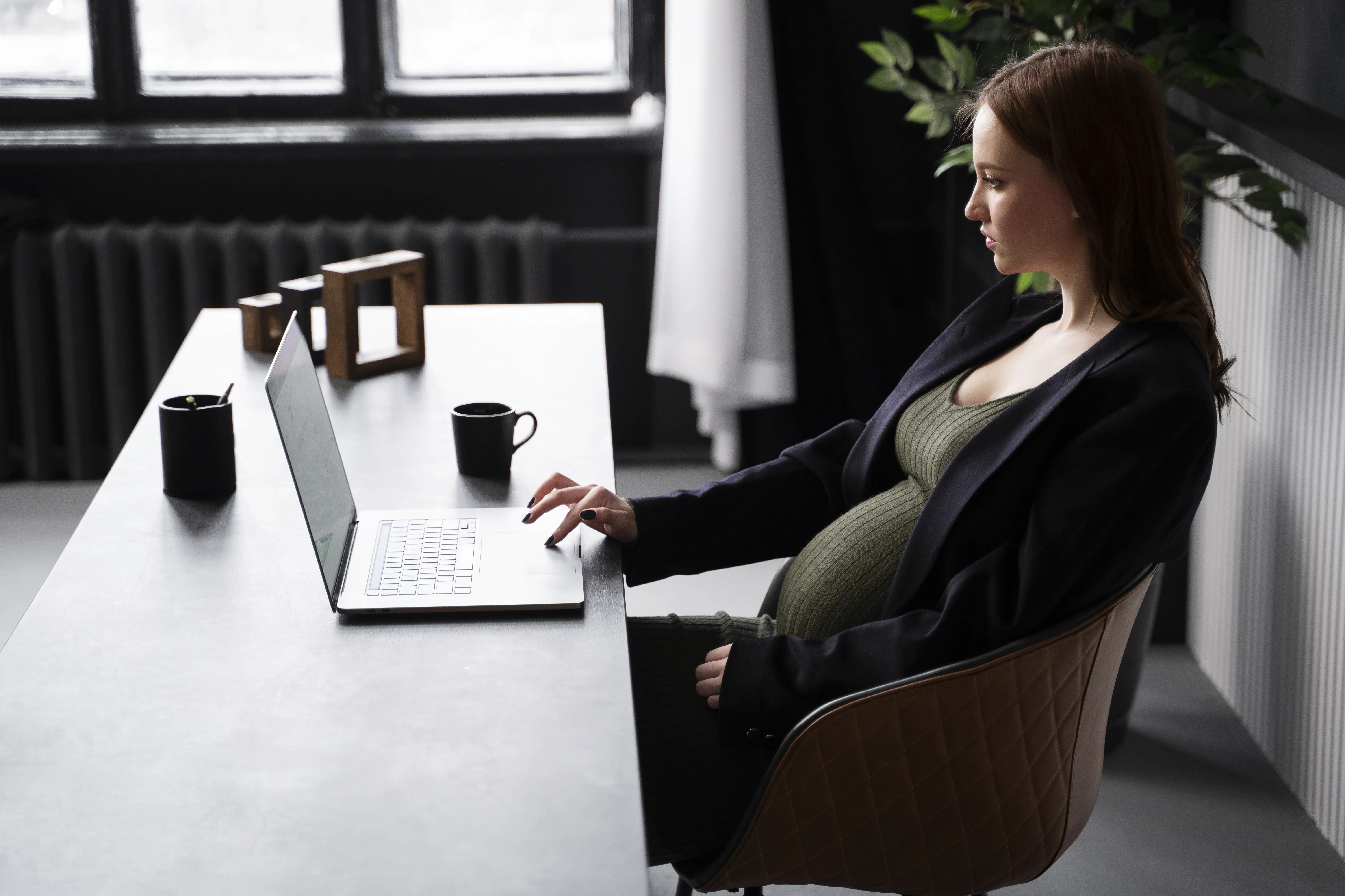 young-pregnant-woman-work.webp